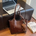 Borsa tote vintage marrone scuro di grandi dimensioni con texture lucida e orsetto - Caffè (Con Ciondolo)