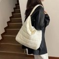 Sac fourre-tout matelassé blanc cassé avec texture bouffante pour un style décontracté - Blanc Cassé