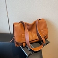 Borsa a tracolla vintage marrone caramello con texture in pelle e tracolla larga - Marrone Giallastro