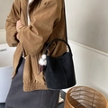 Borsa a secchiello nera retrò con ciondolo in peluche e manico, ideale per look casual - Nero con ciondolo