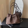 Sac fourre-tout marron à texture tressée avec bandoulière et boucle décorative - Marron