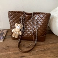 Bolso tote acolchado marrón oscuro con cadena plateada y un lindo colgante de oso - Marrón (Con Colgante)