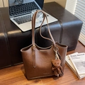 Borsa tote marrone retrò capiente con ciondolo a forma di orsetto su panca in pelle - Marrone (Con Pendaglio)