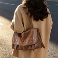 Borsa a tracolla vintage in pelle marrone con chiusura a patta e tracolla regolabile - Marrone