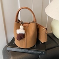 Secchiello in camoscio caramello con pochette coordinata e ciondolo in peluche - Marrone con ciondolo