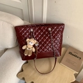 Bolso tote de cuero acolchado burdeos con cadena plateada y colgante de osito - Rojo (Con Colgante)