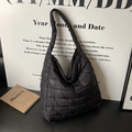 Sac fourre-tout matelassé noir élégant en nylon brillant au design bouffant spacieux - Noir