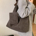 Grand sac cabas minimaliste en daim gris anthracite avec pochette assortie porté à l'épaule - Marron
