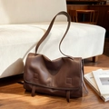 Borsa a tracolla vintage in pelle testa di moro con patta minimalista e grande capienza - caffè