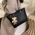 Bolso tote negro acolchado con correa de cadena metálica y un tierno oso de peluche - Negro (Con Colgante)