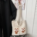 Dettaglio della borsa in maglia bianco panna con gatti di peluche 3D e trama tessuta - Bianco