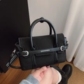 Sac à main minimaliste noir à grande capacité avec panneau mat et boucle argentée - Petit sac carré (BL-6525) / Noir