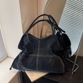 Borsa tote nera vintage con cuciture bianche a contrasto e ciondolo a stella in uno specchio - Nero