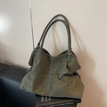 Grande borsa tote verde scuro con cuciture a contrasto e ciondolo a stella - Verde