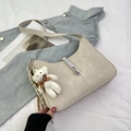 Borsa sottobraccio beige minimalista con fibbia in metallo e ciondolo orsetto su denim blu - Bianco Sporco
