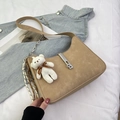 Borsa sottobraccio kaki in finta pelle scamosciata con chiusura in metallo e orsetto - Cachi
