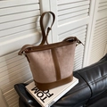Sac seau vintage en daim marron avec bandoulière réglable en cuir et fini mat - Kaki