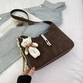 Borsa a spalla marrone scuro opaco con chiusura argento, catena e charm a orsetto - Marrone