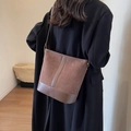 Sac seau en daim marron foncé avec détails en cuir lisse porté en bandoulière - Marron