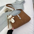 Borsa sottobraccio in pelle scamosciata marrone con fibbia argento e orsetto bianco - Marrone