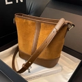 Sac seau en daim marron caramel avec bandoulière en cuir dans une boîte cadeau - Marron Jaune