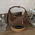 Bolso hobo minimalista de ante marrón oscuro con correa ancha anudada y cremallera plateada - Marrón