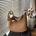 Borsa a mezzaluna color cammello con ciondolo a orsetto e pelle martellata - Con Ciondolo / Cachi