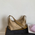 Bolso hobo de ante marrón con detalles de cuero y hebilla de metal plateado - Caqui