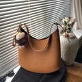 Borsa a mezzaluna in pelle marrone con ciondolo a forma di orso e tracolla - Con Ciondolo / Giallo