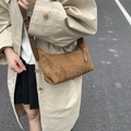 Bolso de ante marrón mate para mujer con correa de hombro de cuero ajustable - Marrón Amarillento