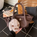Dunkelbraune Beuteltasche aus Leder mit silbernem Schloss und Hasen-Anhänger - Ebenholz Lila mit Anhänger