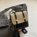 Mochila vintage en contraste beige y negro con remaches dorados y asa de transporte - Negro