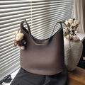 Borsa hobo marrone scuro con trama litchi e grazioso ciondolo a forma di orsetto - Con Ciondolo / Marrone