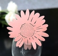 Marque-places marguerites roses découpés au laser pour décoration de mariage - Rose