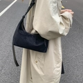 Bolso de hombro para mujer en ante negro con forma de media luna y correa ajustable - Negro