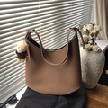 Sac à épaule en cuir marron en forme de croissant avec pendentif ours et design élégant - Avec Pendentif / Marron