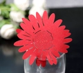 Marque-place marguerite en papier découpé au laser rouge scintillant pour verre - Rouge Perlé