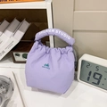 Lavendel-Beuteltasche mit Kordelzug, gepolstertem Griff und Studio-Logo-Print - Lila