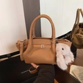 Braune Beuteltasche aus Leder mit Wellenrand, Umhängeriemen und Plüsch-Hasenanhänger - Hellbraun Mit Anhänger