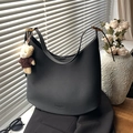 Sac croissant en cuir noir chic avec un charm d'ours mignon et détails dorés - Avec Pendentif / Noir