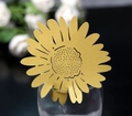 Marque-place tournesol jaune vif avec détails découpés au laser pour verres de mariage - Or