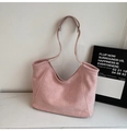 Detalle del material de gamuza rosa y las correas finas de este bolso tote amplio - Rosa