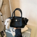 Schwarze Bucket Bag aus Leder mit Litschi-Maserung, Tragegriffen und Hasen-Anhänger - Schwarz mit Anhänger