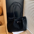 Bolso tote grande negro mate con hebilla plateada y correas dobles largas - Negro