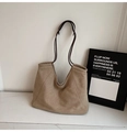 Detalle de bolso tote de ante caqui vintage con correas marrones y costuras finas - Caqui