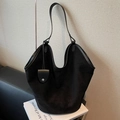 Borsa tote nera opaca minimalista con tracolla coordinata e ciondolo a goccia - Nero