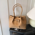 Bolso tote vintage color camel con correas decorativas y hebillas plateadas sobre cuero - Marrón