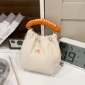 Cremeweiße Einkaufstasche mit orangefarbenen gepolsterten Griffen und Kordelzug - Weiß Und Orange
