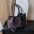 Bolso tote vintage marrón oscuro mate con hebilla decorativa y asas de hombro - Marrón