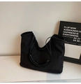 Vista superior de un gran bolso tote de ante negro con correas finas para uso diario - Negro